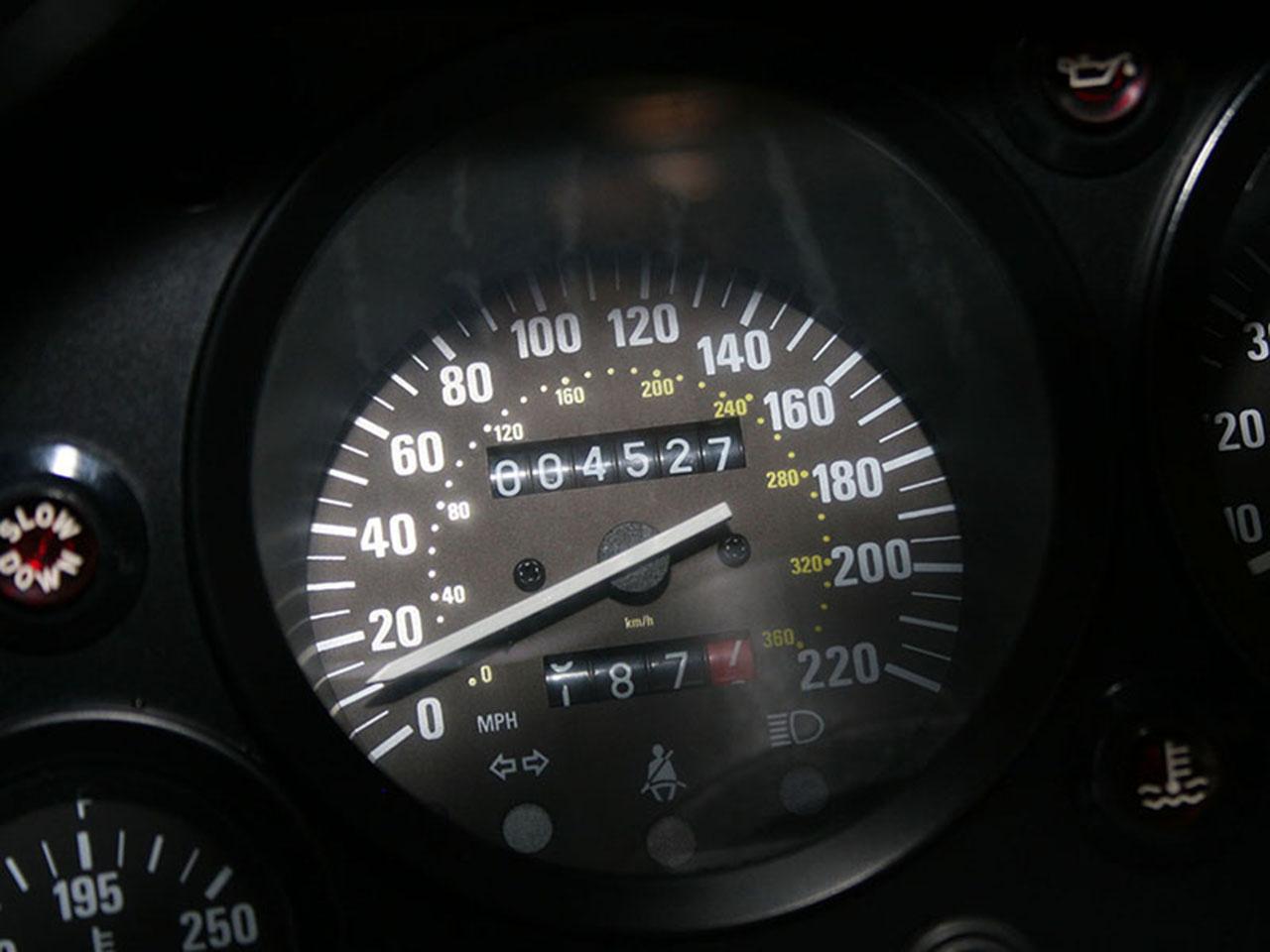 46 километров в час. Приборная панель Ferrari f40. Феррари ф40 приборная панель. Ferrari f40 салон спидометр. LM f40 Speedometer 1989.